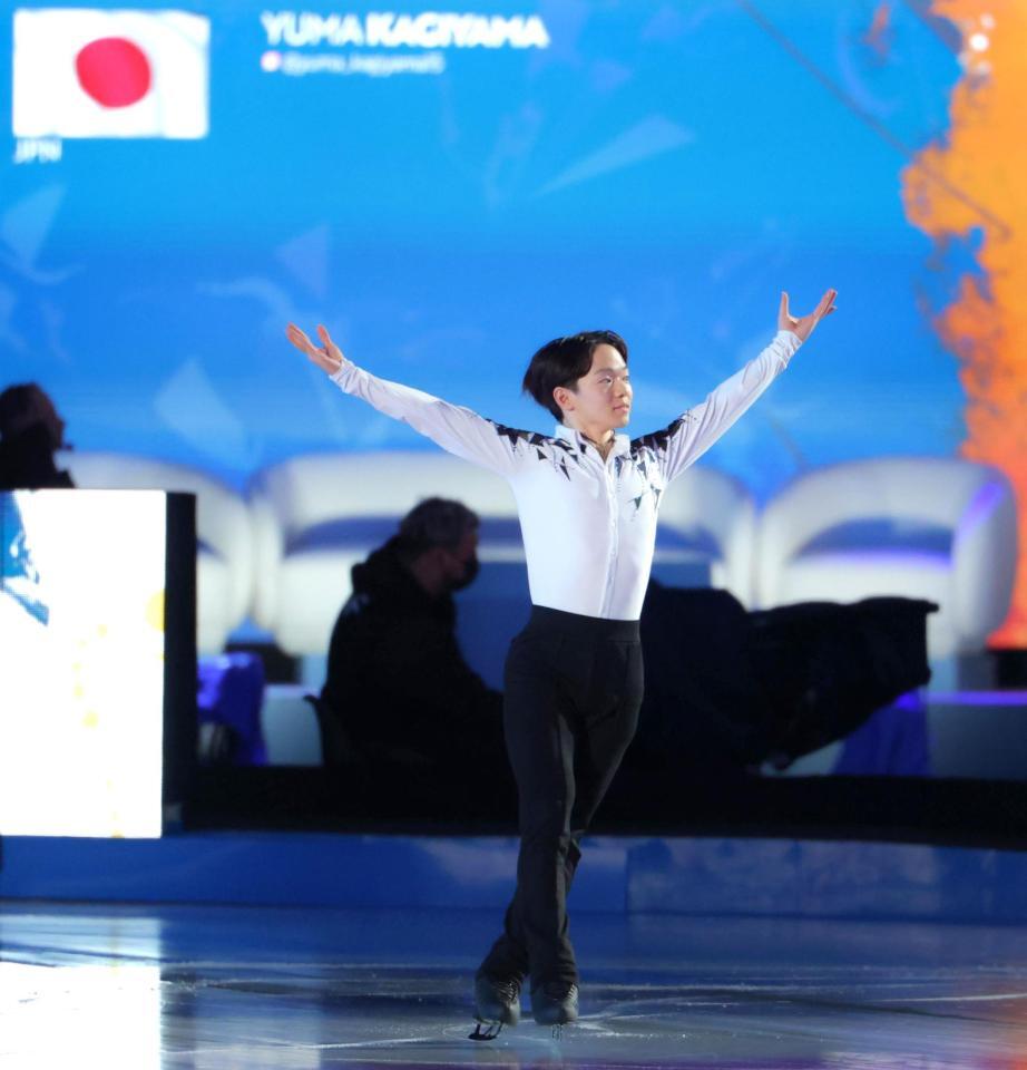 　リンクに入り歓声を浴びる鍵山優真（撮影・吉澤敬太）