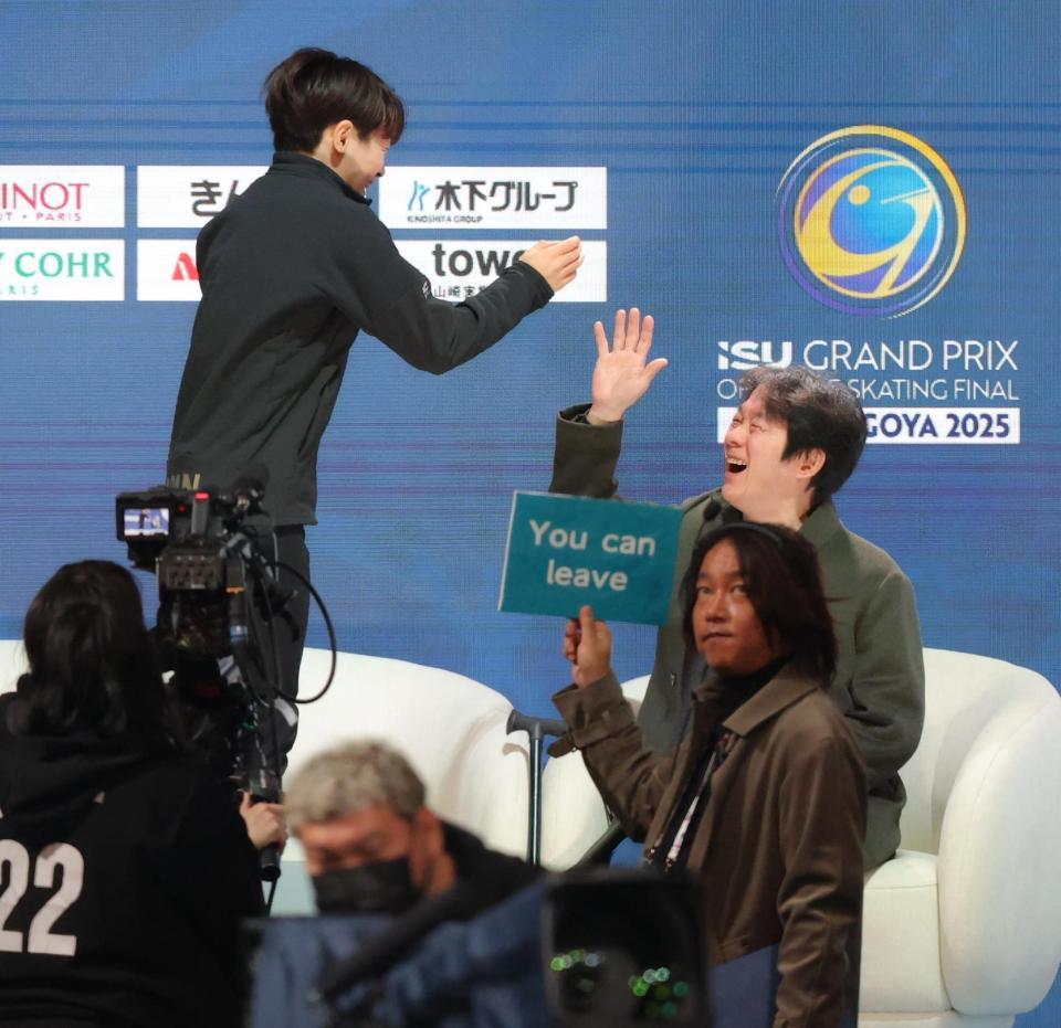 　思わぬ高得点に飛び上がって父の鍵山正和コーチ（右）とタッチする鍵山優真（撮影・吉澤敬太）