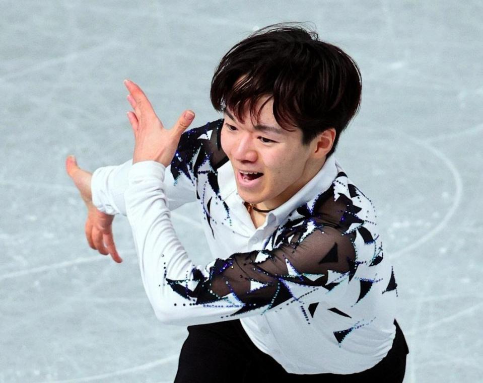 　演技する鍵山優真