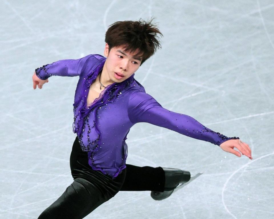 　男子ＳＰで演技する佐藤駿