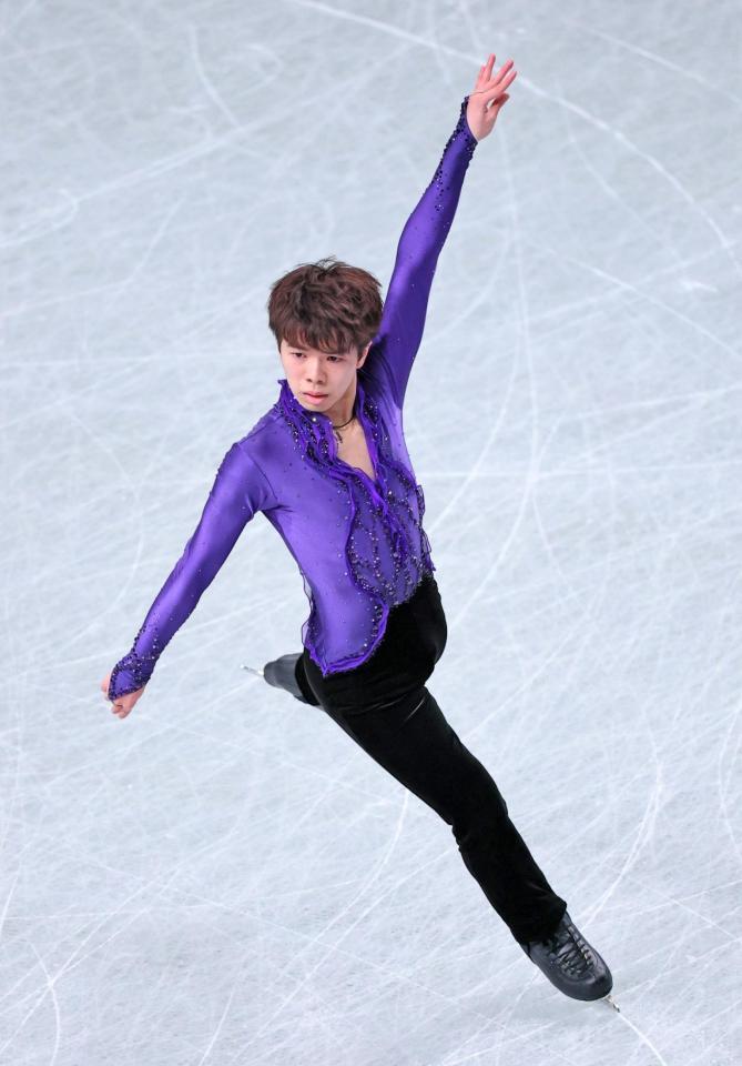 　男子ＳＰで演技する佐藤駿