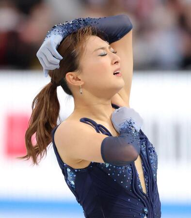 演　技を終え、頭を抱える坂本花織（撮影・吉澤敬太）