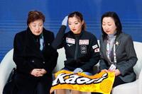 　女子ＳＰの演技を終え、得点を見る坂本花織（中央）