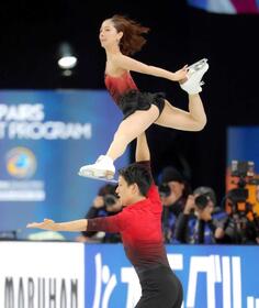 　ペアＳＰで首位に立った三浦璃来（上）、木原龍一組（撮影・吉澤敬太）