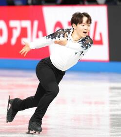 　男子ＳＰで首位に立った鍵山優真（撮影・吉澤敬太）