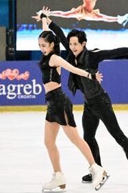 　アイスダンスＲＤ　演技する櫛田育良（左）、島田高志郎組＝ザグレブ（共同）