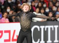 　熱演するイリア・マリニン（撮影・吉澤敬太）