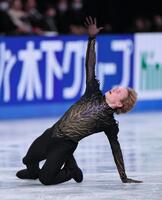 　演技するイリア・マリニン