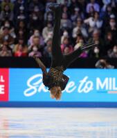 　氷上で宙返りするイリア・マリニン（撮影・吉澤敬太）