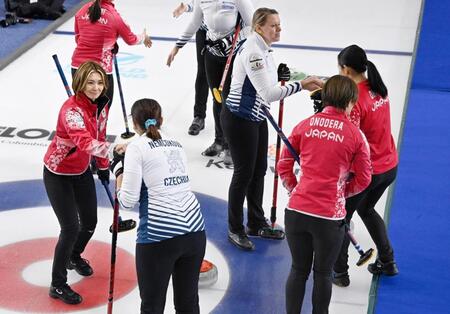 　チェコに勝利し、握手を交わす吉村（左端）ら（共同）