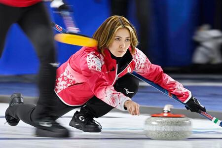 　チェコ戦の第３エンド、ショットを放つ吉村（共同）