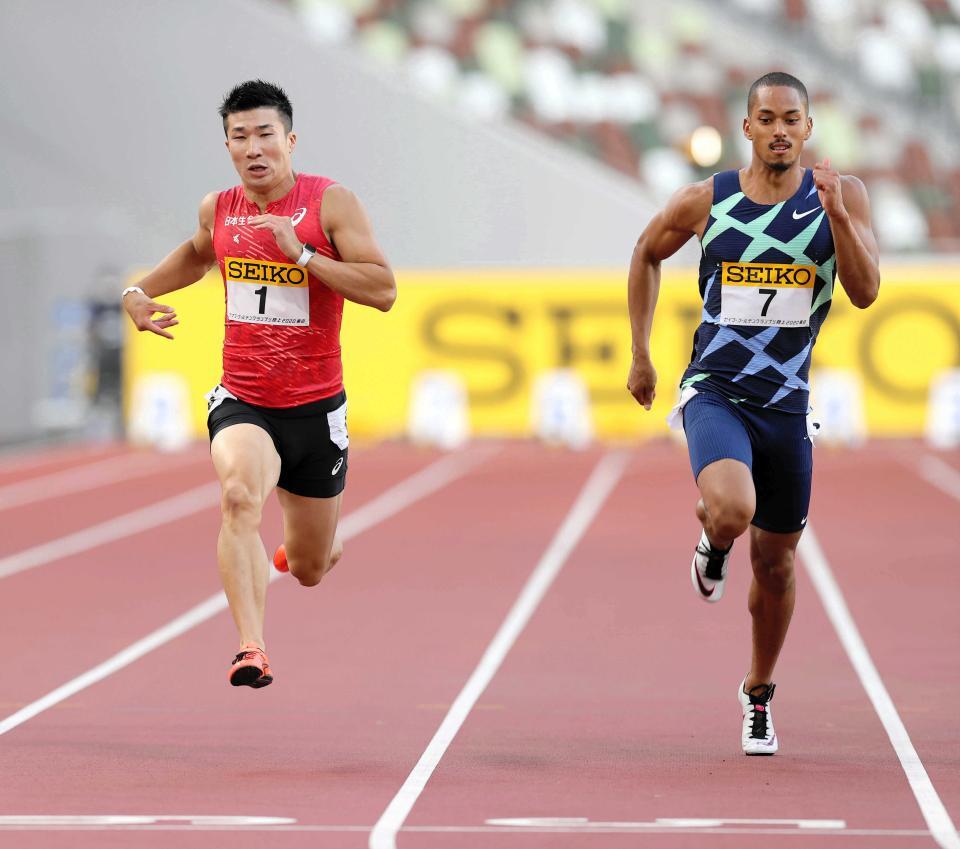 　セイコー陸上の男子１００メートル決勝で競り合う桐生祥秀（左）とケンブリッジ飛鳥＝２０年８月