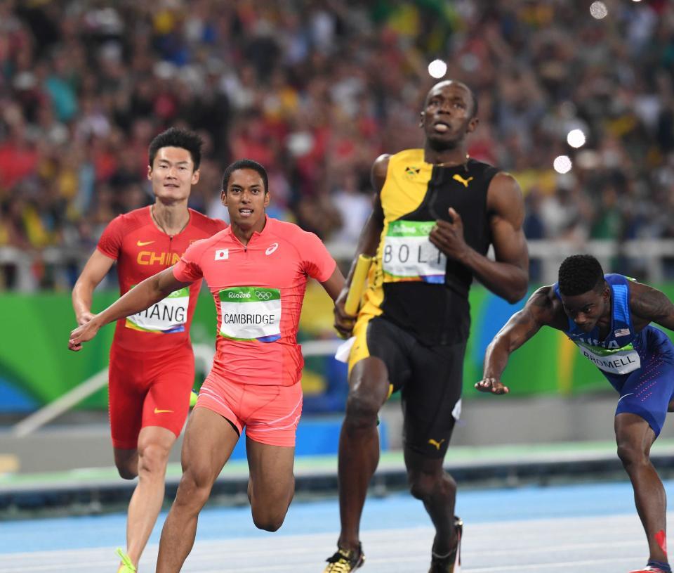 　リオ五輪の４００メートルリレーで２位でゴールするケンブリッジ飛鳥＝１６年８月