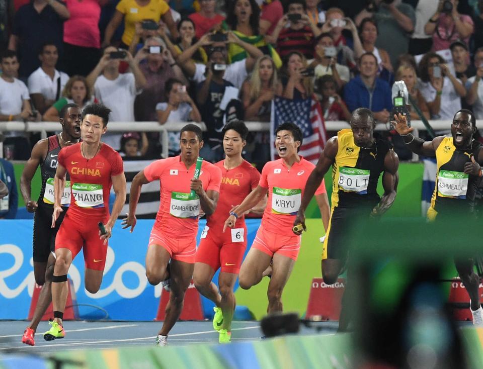 　リオ五輪の４００メートルリレーで桐生祥秀からバトンを受け取りボルト（右）と競うケンブリッジ飛鳥＝１６年８月