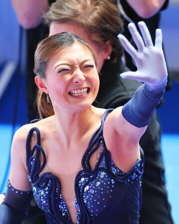 　女子ＳＰ演技を終え笑顔で客席に手を振る坂本花織
