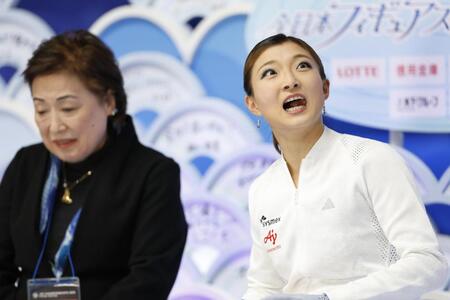 　女子ＳＰの得点を確認する坂本花織。左は中野園子コーチ