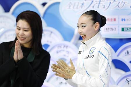 　女子ＳＰの演技を終え、笑顔を見せる岡万佑子（右）