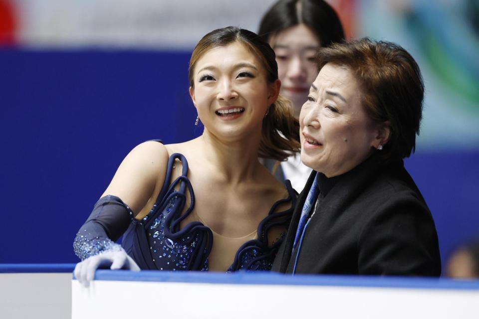 　女子ＳＰの演技を終え、中野園子コーチ（右）に迎えられる坂本花織