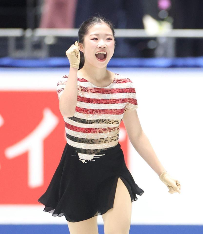 　女子ＳＰで演技を終えガッツポーズを見せる中井亜美（撮影・石井剣太郎）