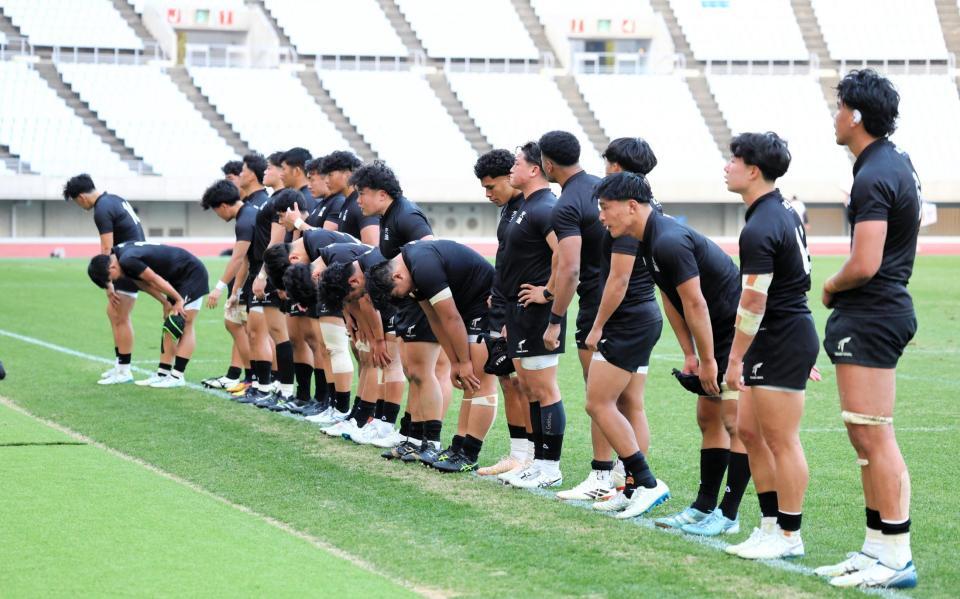 　早大に破れ肩を落とす天理大フィフティーン（撮影・山口登）