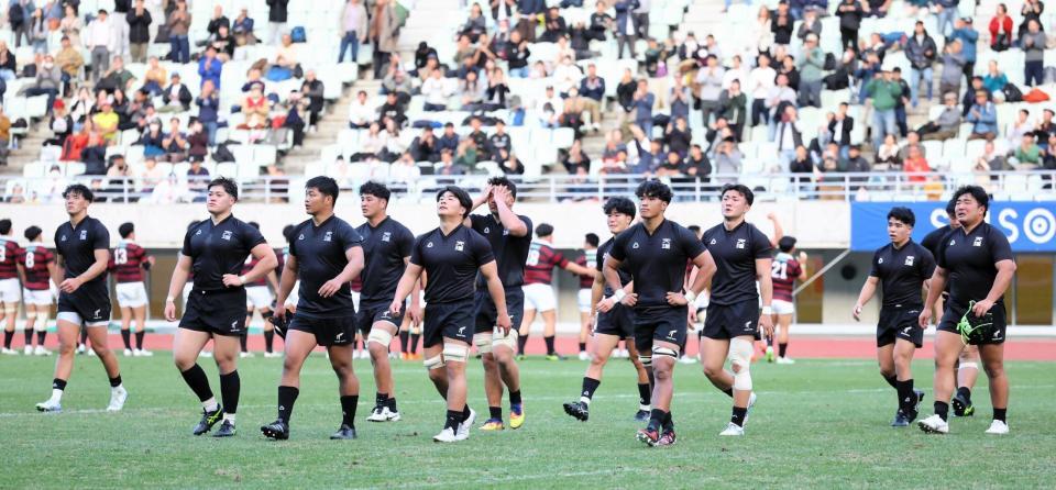 　早大に破れ肩を落とす天理大フィフティーン（撮影・山口登）