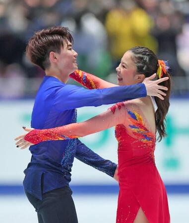 　演技を終え抱き合って喜ぶ吉田唄菜㊨、森田真沙也組