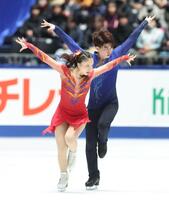 演技する吉田唄菜、森田真沙也組＝代々木第一体育館（撮影・石井剣太郎）