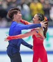 　演技を終え抱き合って喜ぶ吉田唄菜㊨、森田真沙也組