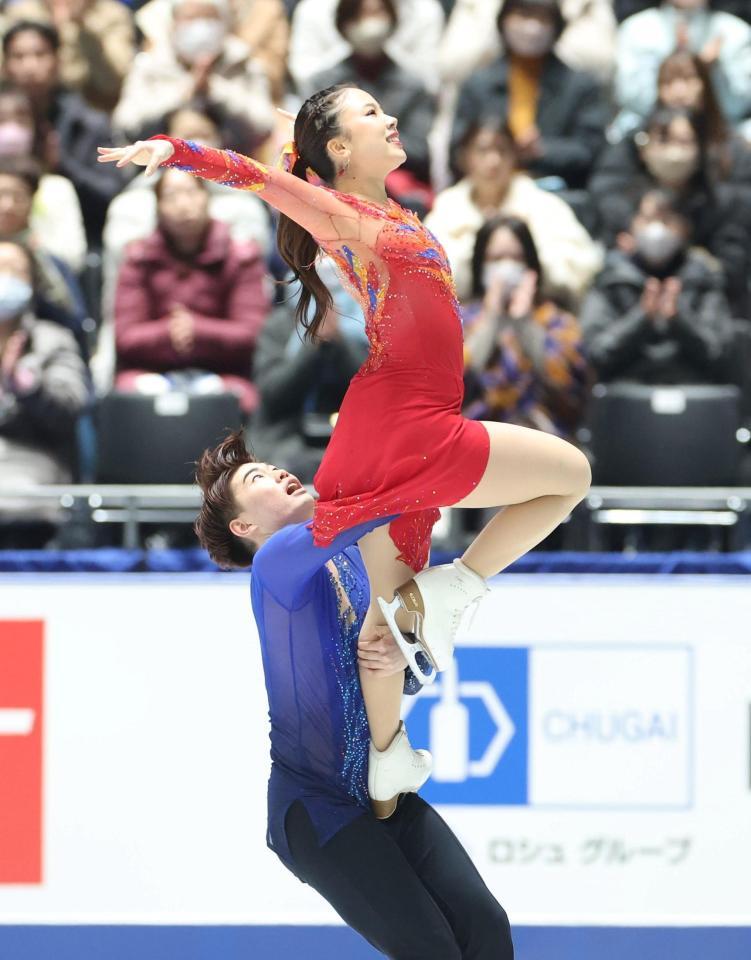 　演技する吉田唄菜、森田真沙也組（撮影・石井剣太郎）