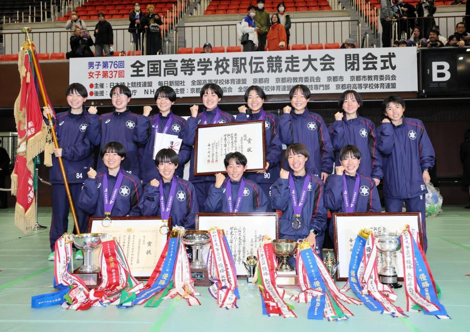 表　彰式を終え、優勝を喜ぶ長野東の選手たち（撮影・山口登）