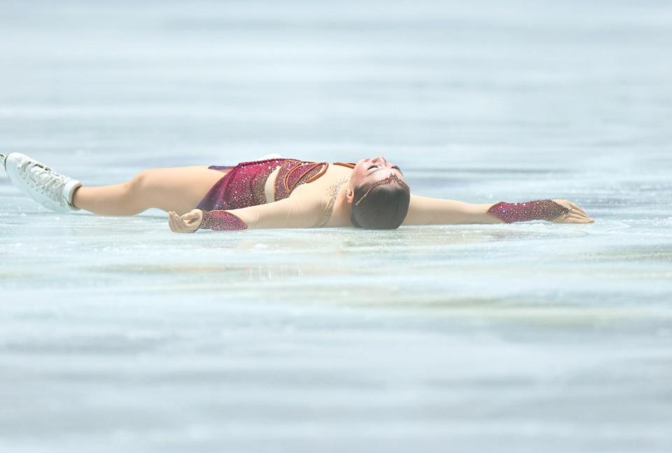 　演技を終え倒れ込む樋口新葉