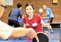 　参加者とのラリーを楽しむ福原愛さん＝神戸市長田区若松町５、長田区文化センター＝６月