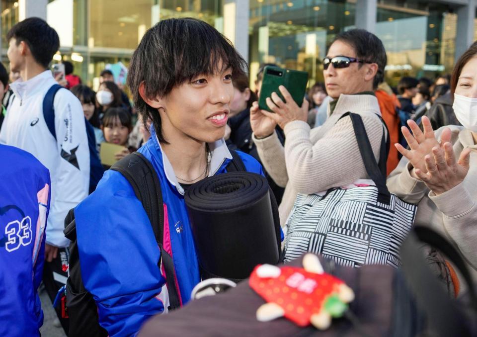 　全国都道府県対抗男子駅伝を終え、引き揚げる岡山の黒田朝日