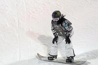 ハーフパイプ第５戦、男子決勝で転倒し引き揚げる平野歩夢（共同）