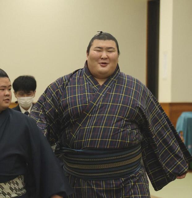 豊昇龍を破り明るい表情で引き上げる熱海富士