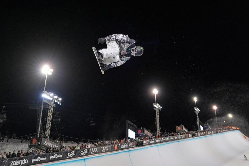 ハーフパイプ第５戦の男子決勝前、練習で調整する平野歩夢（共同）