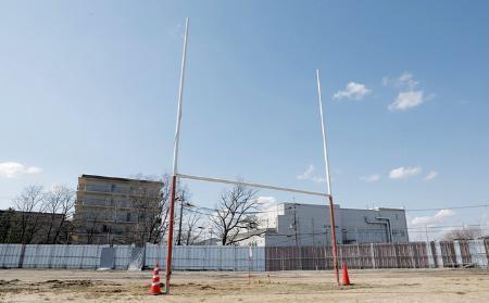 　京都市立伏見工業高跡地のラグビーポール（同市提供）