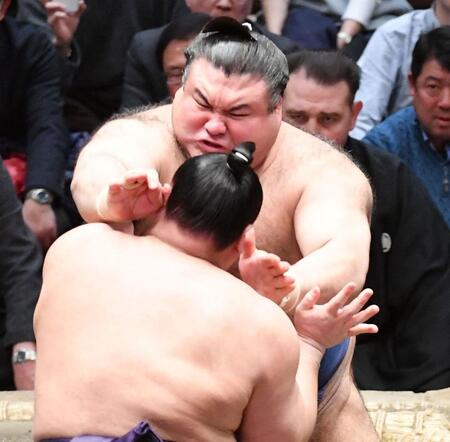 義ノ富士（手前）を突っ張りで攻める高安（撮影・開出牧）