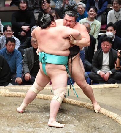　霧島（右）を寄り切りで破った琴桜（撮影・開出牧）