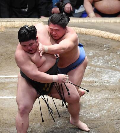 伯乃富士（左）を寄り切りで破った若隆景（撮影・開出牧）