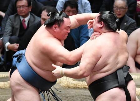 正代（右）を押し出しで破った玉鷲（撮影・開出牧）