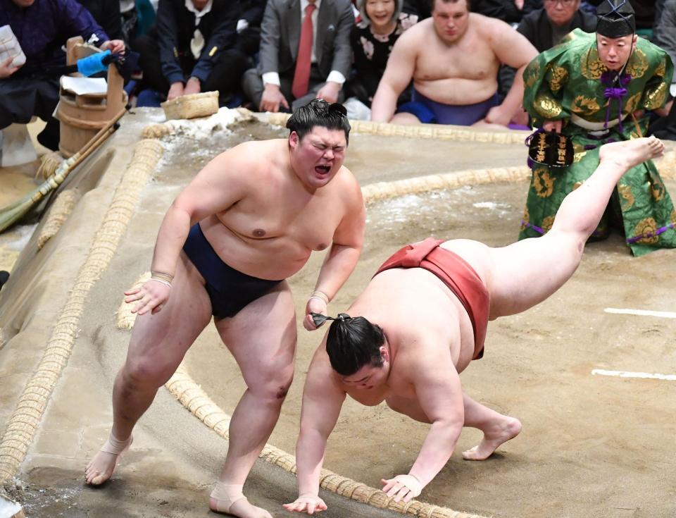 　熱海富士（右）に押し出しで敗れ悔しがる大の里（撮影・開出牧）