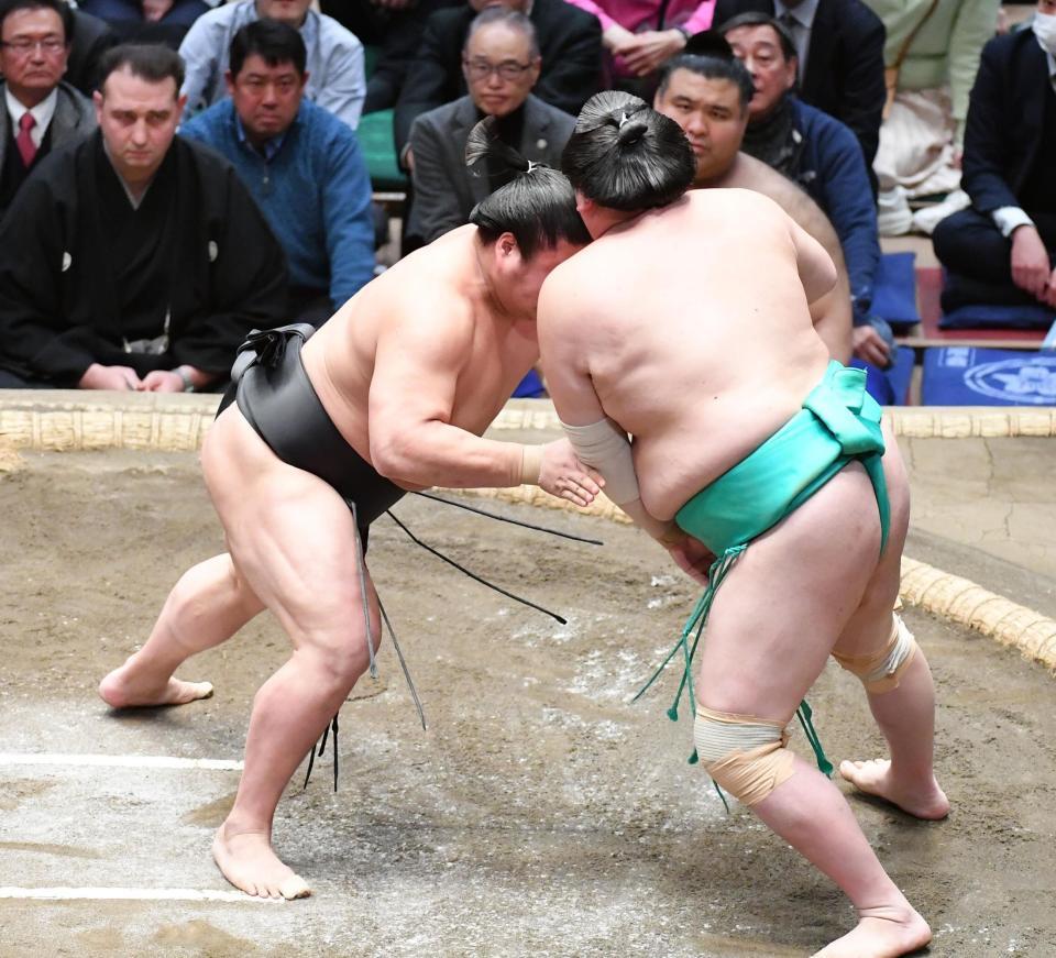 一山本（右）を押し出しで破った若元春（撮影・開出牧）