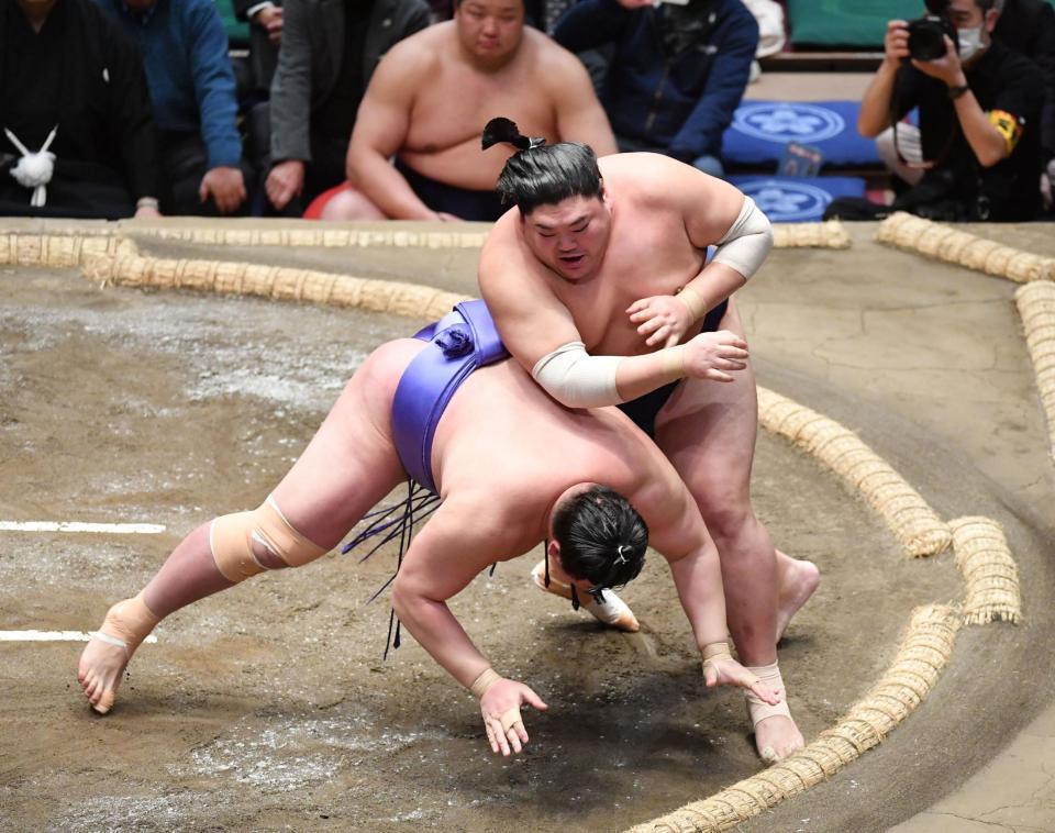 　欧勝海（左）を突き落としで破った阿炎（撮影・開出牧）