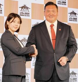 　白鵬杯の会見を行った長谷川理央（左）と白鵬翔さん