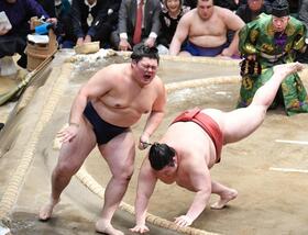 　熱海富士（右）に押し出しで敗れ悔しがる大の里（撮影・開出牧）