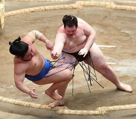 藤ノ川（左）を押し倒しで破った獅司（撮影・開出牧）