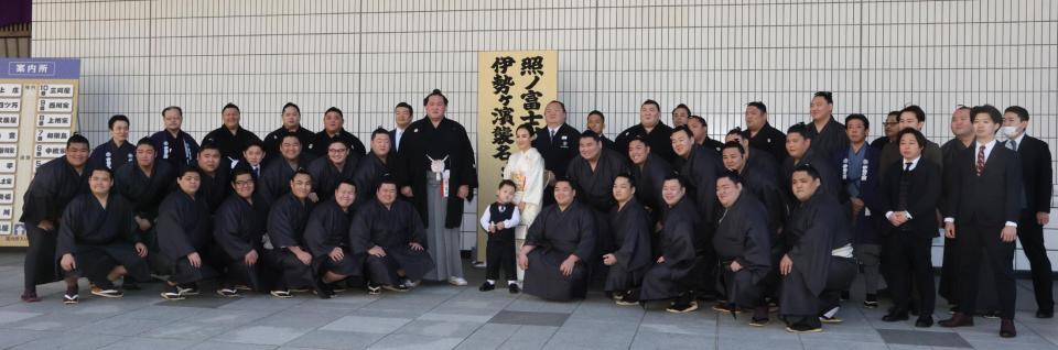 断髪式を前に、同門の力士、家族と並ぶ元照ノ富士の伊勢ケ浜親方（中央左