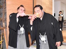 安治川親方（右）に水付けをした安青錦＝１月２５日