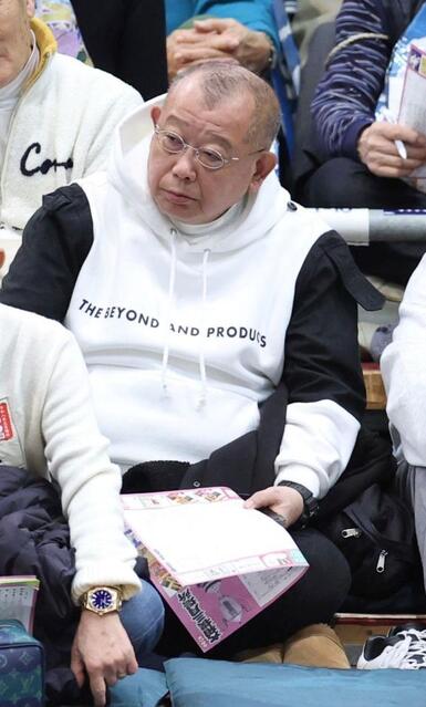 相撲中継映りまくり鶴瓶→後ろも芸人